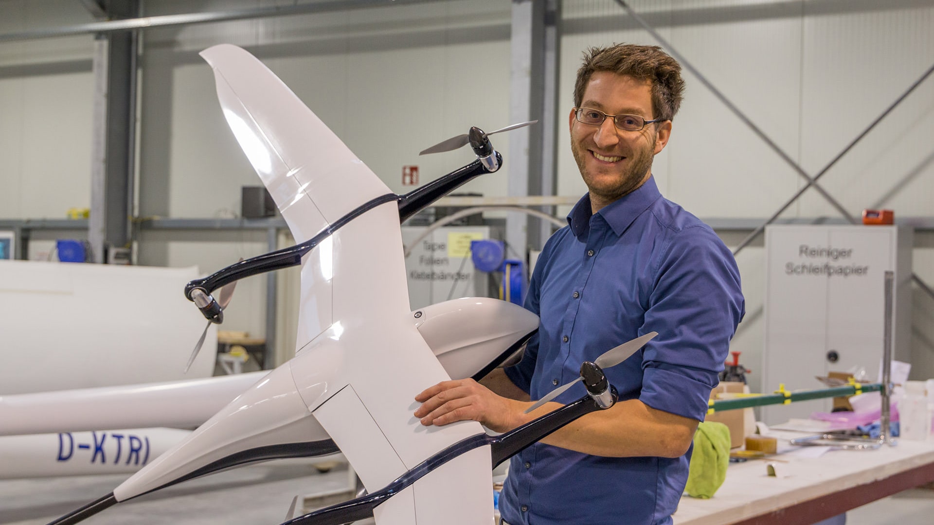 Immo Weidner mit seiner Qlex Drohne