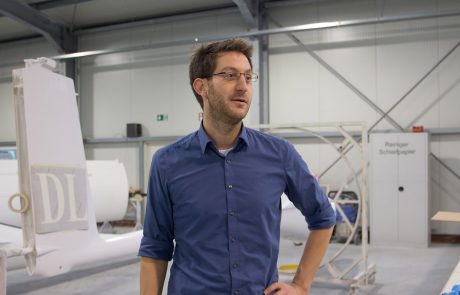 Immo Weidner in der Produktionshalle der Qlex Drohne